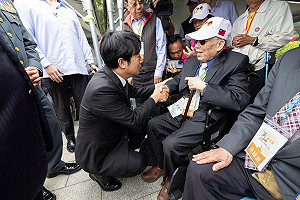 古寧頭戰役75週年又赴金門 賴清德俯身向重聽官兵致謝