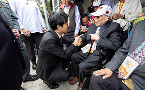 古寧頭戰役75週年又赴金門　賴清德俯身向重聽官兵致謝