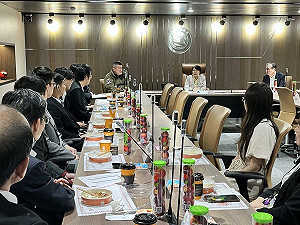 慰勞移民官 劉世芳感謝完成西籍詐欺犯跨國遣返任務