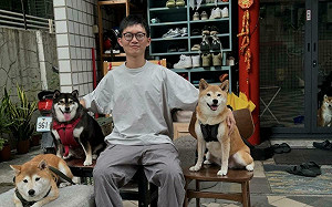 走鐘獎紅毯「帶麥當勞獵人卡包」！視網膜笑：要拿個象徵創作者的東西