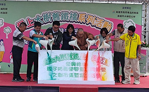 愛上舊鐵橋寫生活動  畫出高雄大樹區建築、濕地公園之美