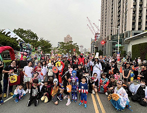 民眾變裝玩創意遊街  高雄萬聖節派對「猛鬼出籠」