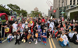 民眾變裝玩創意遊街  高雄萬聖節派對「猛鬼出籠」