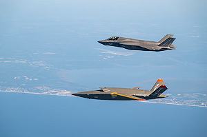 美軍「翡翠旗」軍演 陸戰隊F-35B測試XQ-58A忠誠僚機