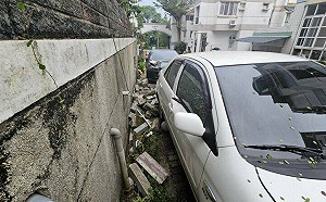 嘉義中埔多起有感地震 社區圍牆磚塊掉落車受損