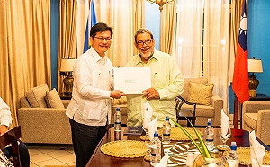 抵聖文森送交特使國書 林佳龍：感謝聖國多年支持台灣國際參與