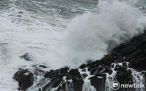現場直擊》強烈颱風康芮外圍環流 馬祖東莒刮強風掀大浪聲勢驚人