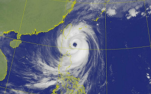 康芮10級暴風半徑擴大為150公里 近颱風中心4縣市恐颳14級強陣風