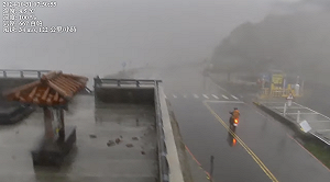 強颱康芮襲台!合歡山測14級風紀錄 機車騎士冒風雨驚現武嶺