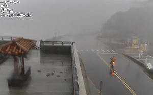 強颱康芮襲台！合歡山測14級風紀錄 機車騎士冒風雨驚現武嶺