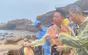 中國貨輪野柳擱淺 陳世凱到場視察：風雨稍緩即展開抽油