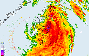 康芮登陸台東狂吹14級陣風！氣象署：下半天東部風雨有機會趨緩