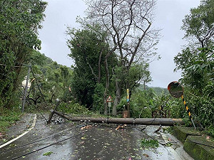康芮颱風挾強風暴雨襲台 已釀1死205傷、災情3688件、62萬戶停電