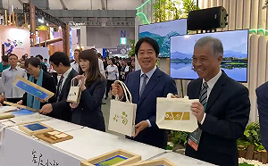 賴清德參觀台北國際旅展 動手絹印愛犬Murphy飼料袋