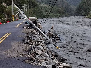 康芮直撲花東 宜蘭產業道路「整段消失」! 鄉長:整排電線杆全倒