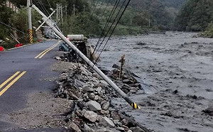 康芮直撲花東 宜蘭產業道路「整段消失」! 鄉長:整排電線杆全倒