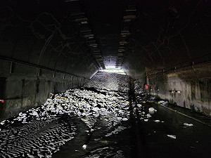 蘇花公路又斷!匯德隧道口「僅剩一條縫」 公路局:拚明日搶通