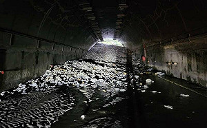 蘇花公路又斷！匯德隧道口「僅剩一條縫」 公路局：拚明日搶通 