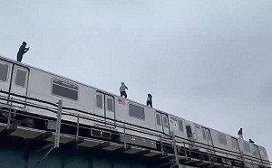 (影)「地鐵衝浪」害人命！美與奧地利出現車廂上直播風潮 多人死傷