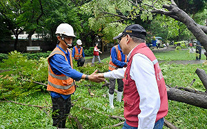 颱風天以安全為優先考量  侯友宜籲企業主：不扣全勤獎金    