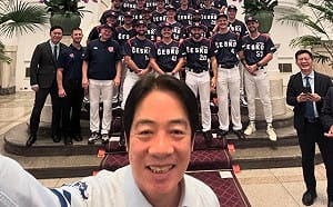 賴清德與捷克國家棒球隊自拍｢一直喬不好｣蔡其昌快笑爛：有點可愛