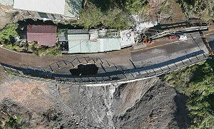中橫公路83公里處掏空有大天坑  工務段搶修禁行