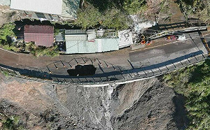 中橫公路83公里處掏空有大天坑  工務段搶修禁行