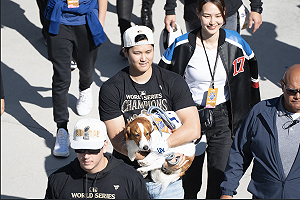 道奇封王遊行30萬人參與 大谷翔平開心親吻愛犬