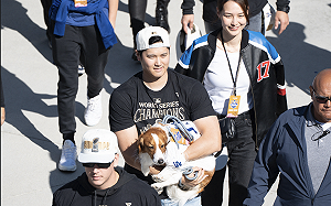 道奇封王遊行30萬人參與 大谷翔平開心親吻愛犬