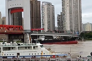 (影)大船連撞大橋! 康芮颱風太強 浙江溫州2輪船拖錨後撞上甌南大橋