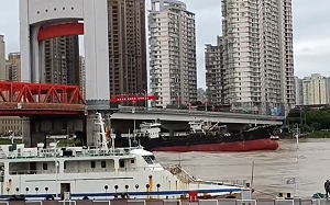 （影）大船連撞大橋! 康芮颱風太強 浙江溫州2輪船拖錨後撞上甌南大橋