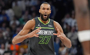 Gobert被隔扣情緒失控鎖喉對手