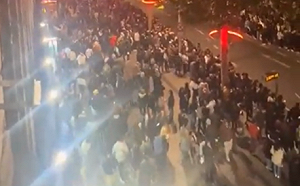 (影) 假萬聖節遊行！都柏林數千名民眾被騙上街 警方想制止為時已晚