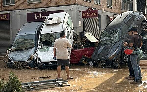 洪災逾200死！西班牙王室和總理勘災被丟爛泥 國王、王后臉被擊中