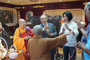 陪同王金平上清涼山護國妙崇寺  柯志恩恭祝宏安上人壽誕