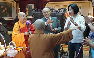 陪同王金平上清涼山護國妙崇寺  柯志恩恭祝宏安上人壽誕