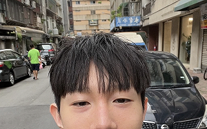 尼克星約會途中「又亂入街頭表演」！網傻眼：女神快逃 