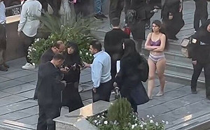 (影) 道德警察強制戴頭巾 她乾脆脫剩內衣! 伊朗女學生勇敢抗議 被打頭破血流