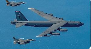 美、俄戰機波羅的海交鋒! 大黃蜂、鷹獅護駕無用 2架B-52轟炸機遭Su-27攔截