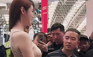 (影) 條紋哥火了！車展用眼睛「紀錄」美女  網評 : 眼裡沒一絲雜念、全是欲望