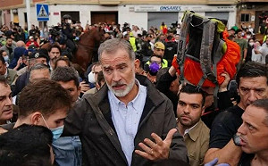  (影) 勘災被丟泥巴畫面曝光! 西班牙國王為何成災民洩憤對象? 因這成代罪羔羊 ....