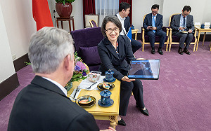 接見美國愛達荷州長李睿德　蕭美琴贈3D列印馬鈴薯泥點心