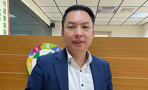 柯志恩掛看板  黃文益批:只顧自己選舉不顧高雄市民