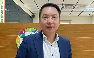 柯志恩掛看板  黃文益批：只顧自己選舉不顧高雄市民