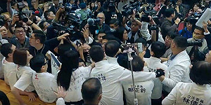 陳玉珍3分鐘完成財劃法初審  藍綠再爆肢體衝突