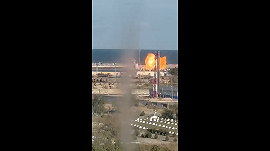 (影) 神風無人機突襲俄裏海艦隊 炸中2艦!卡斯皮斯克港爆炸 俄艦狼狽撤離