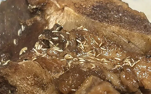 王家燻羊肉遭控肉品藏蛆 女客拒道歉  老闆保留提告：將專注經營生意