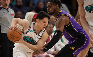 河村勇輝得分開張！對位Bronny造成犯規