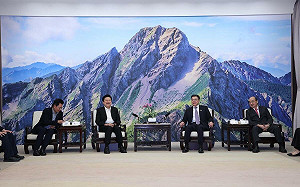 總預算會面氣氛好！卓榮泰詼諧回麥玉珍：「柯總召眼睛有你」