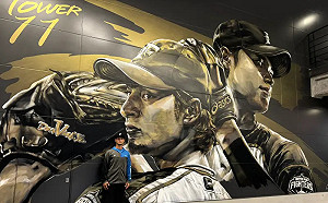 達比修有返日和大谷翔平壁畫合照並親簽